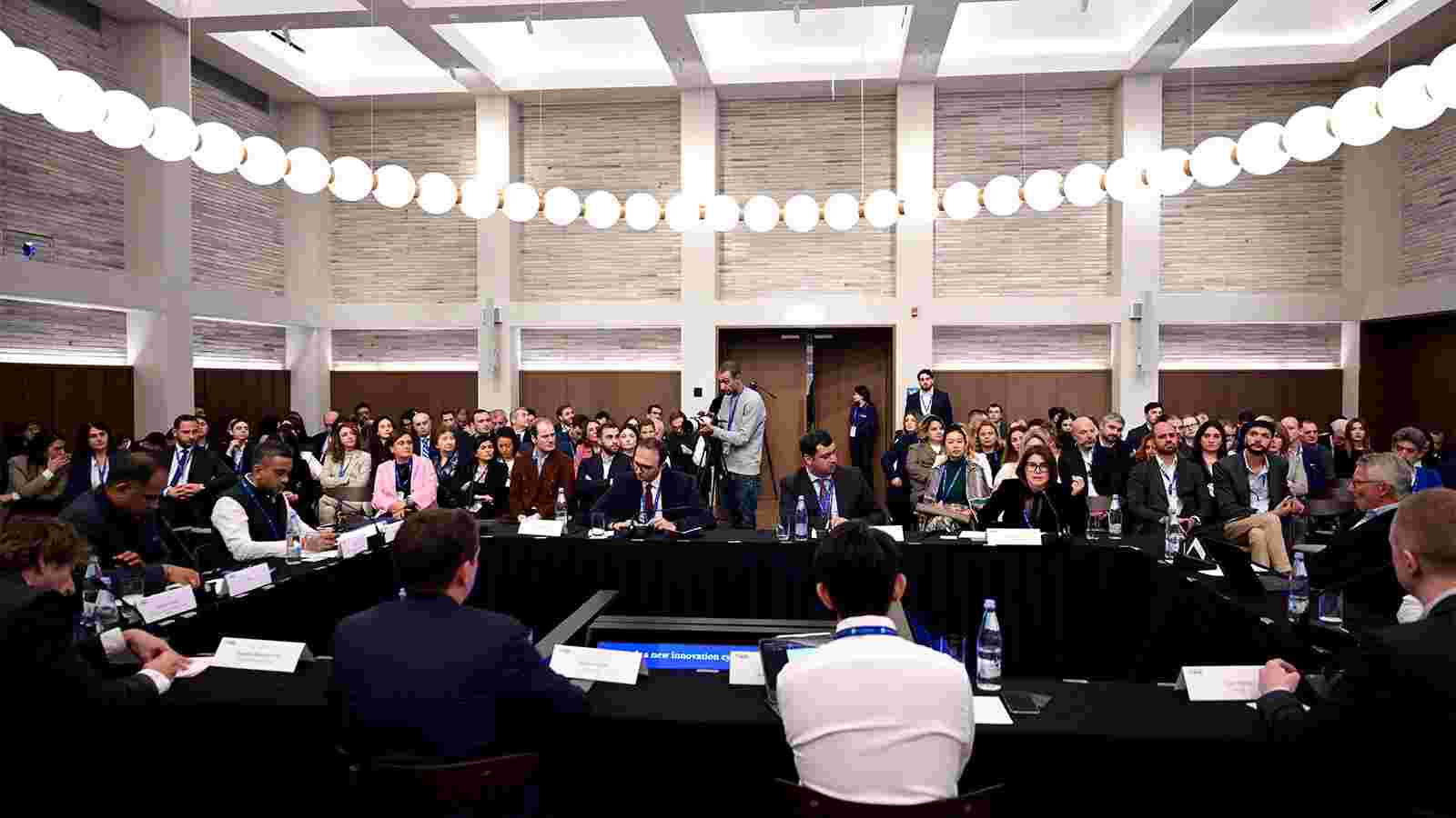 “თბილისის ფინანსურმა სამიტმა“ სამუშაო ფორმატში დაიწყო მუშაობა