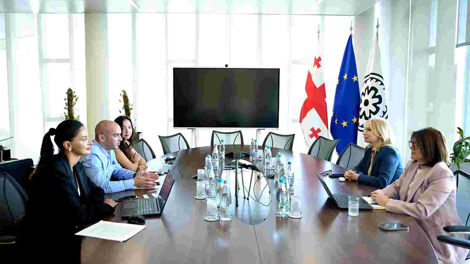 საქართველოს ეროვნული ბანკის პრეზიდენტი ნათია თურნავა და ვიცე-პრეზიდენტი ნინო ჯელაძე საქართველოს ფინტექ ასოციაციის თავმჯდომარეს შეხვდნენ